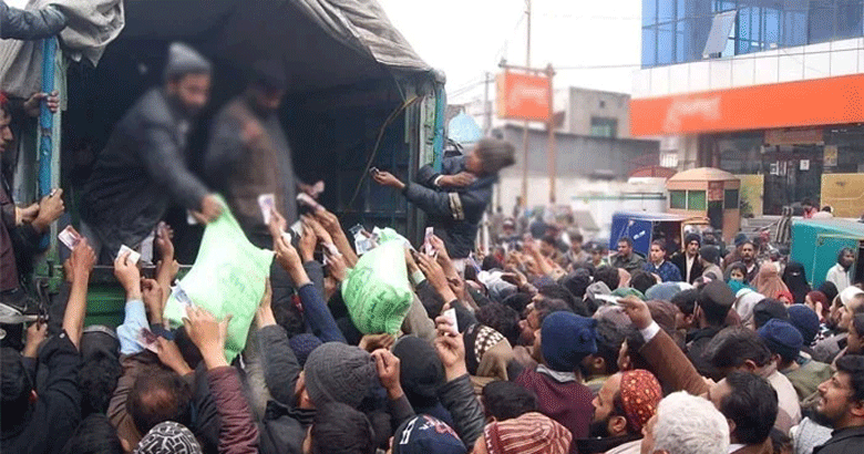 فیصل آباد میں آٹا لینے آیا ایک اور شہری زندگی کی بازی ہار گیا