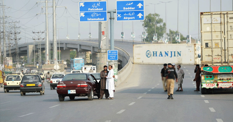 پی ٹی آئی کی جانب سے احتجاج کی کال، شاہراہیں اور راستے کنٹینرز لگاکر بند