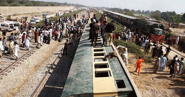 حیدرآباد: شالیمار ایکسپریس کی بوگیاں پٹری سے اُترگئی،متعدد مسافر زخمی